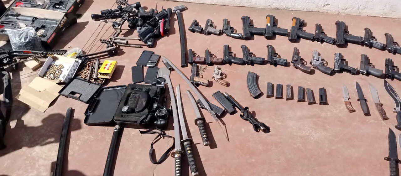 Detidos chineses ilegais com arsenal de guerra brasileiro
