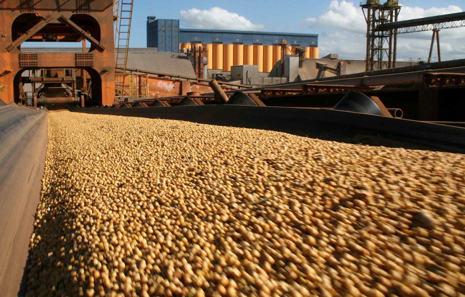 Moçambique perde até 15 mil milhões de dólares pela saída