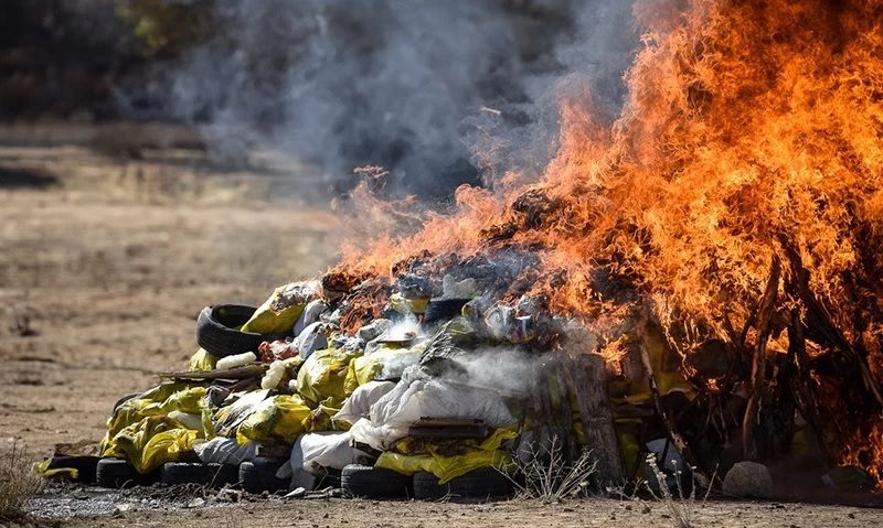 Polícia sul africana destrói drogas e medicamentos não autorizados, avaliados em