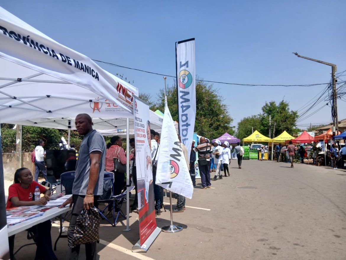 Centenas de jovens buscam oportunidades na feira de emprego em