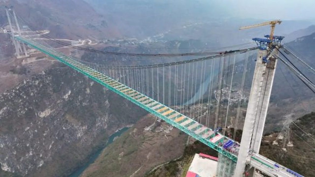 China inaugura ponte suspensa mais alta do mundo