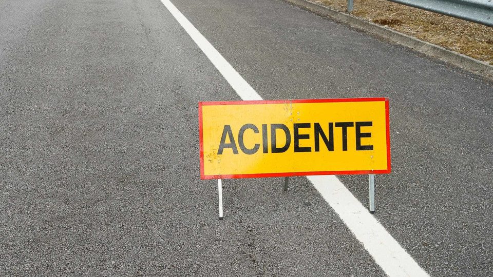 Dois mortos e dez feridos num acidente de viação na