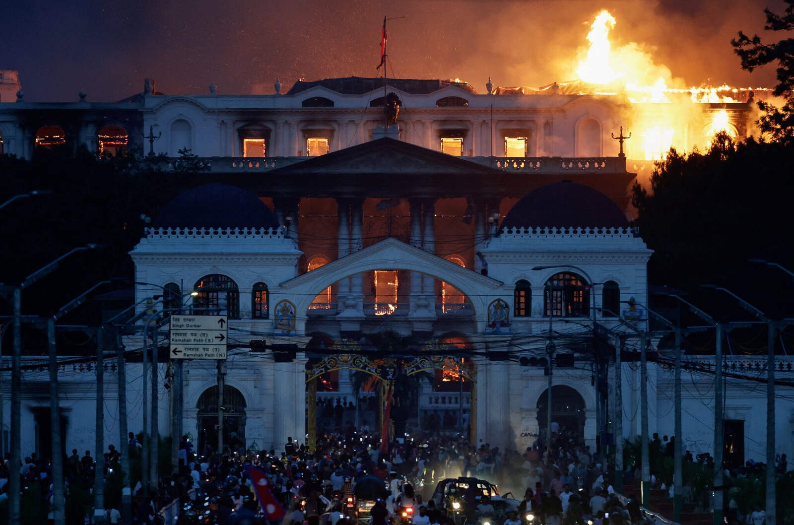 Manifestantes incendeiam parlamento do nepal após demissão do primeiro ministro