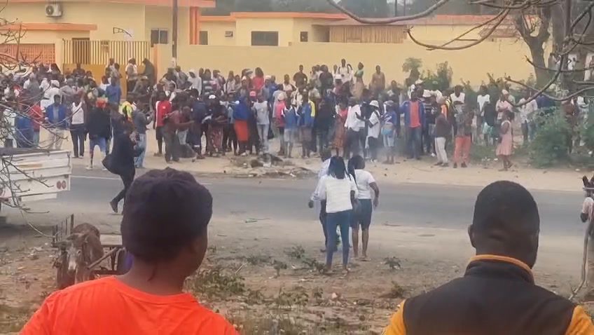 Polícia agredido até a morte após o baleamento de uma