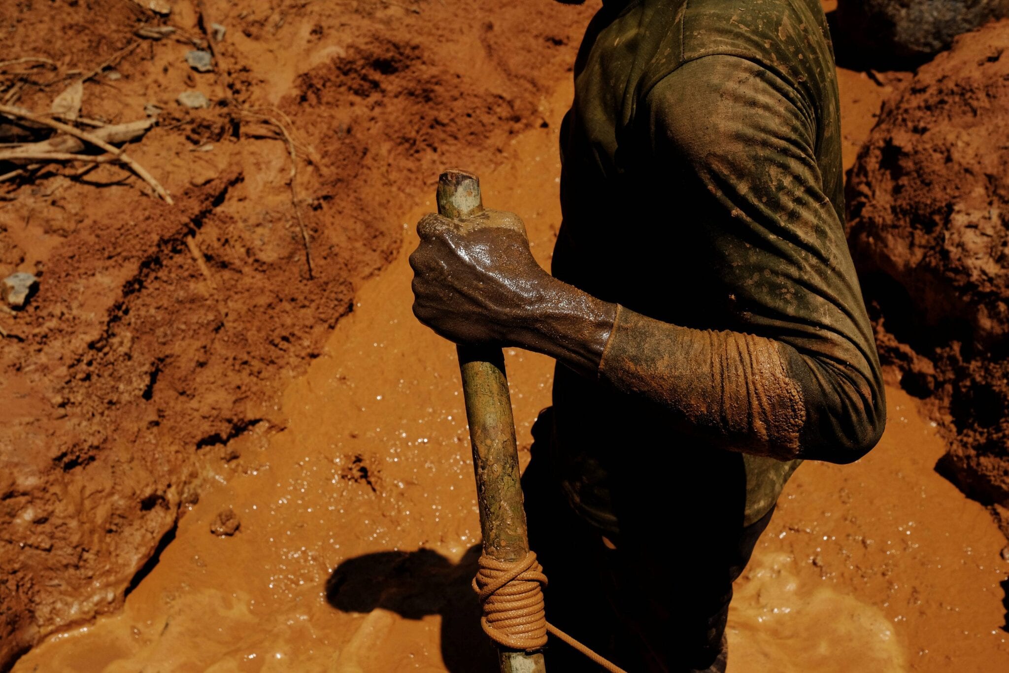 Trabalhadores de uma mineradora chinesa denunciam tortura numa mina de