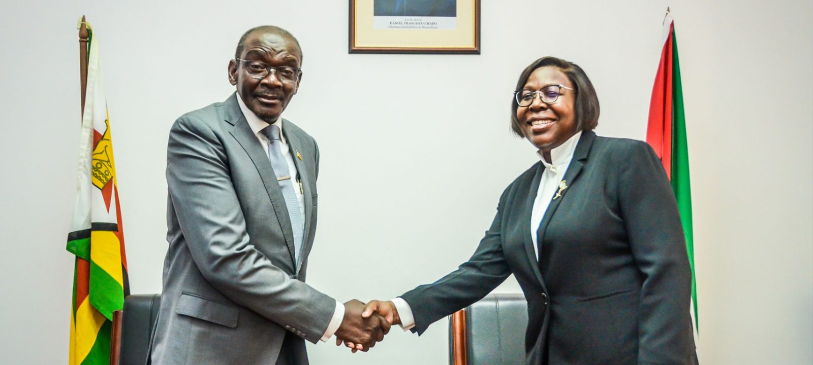 Vice presidente zimbabweano visita monumentos em moçambique