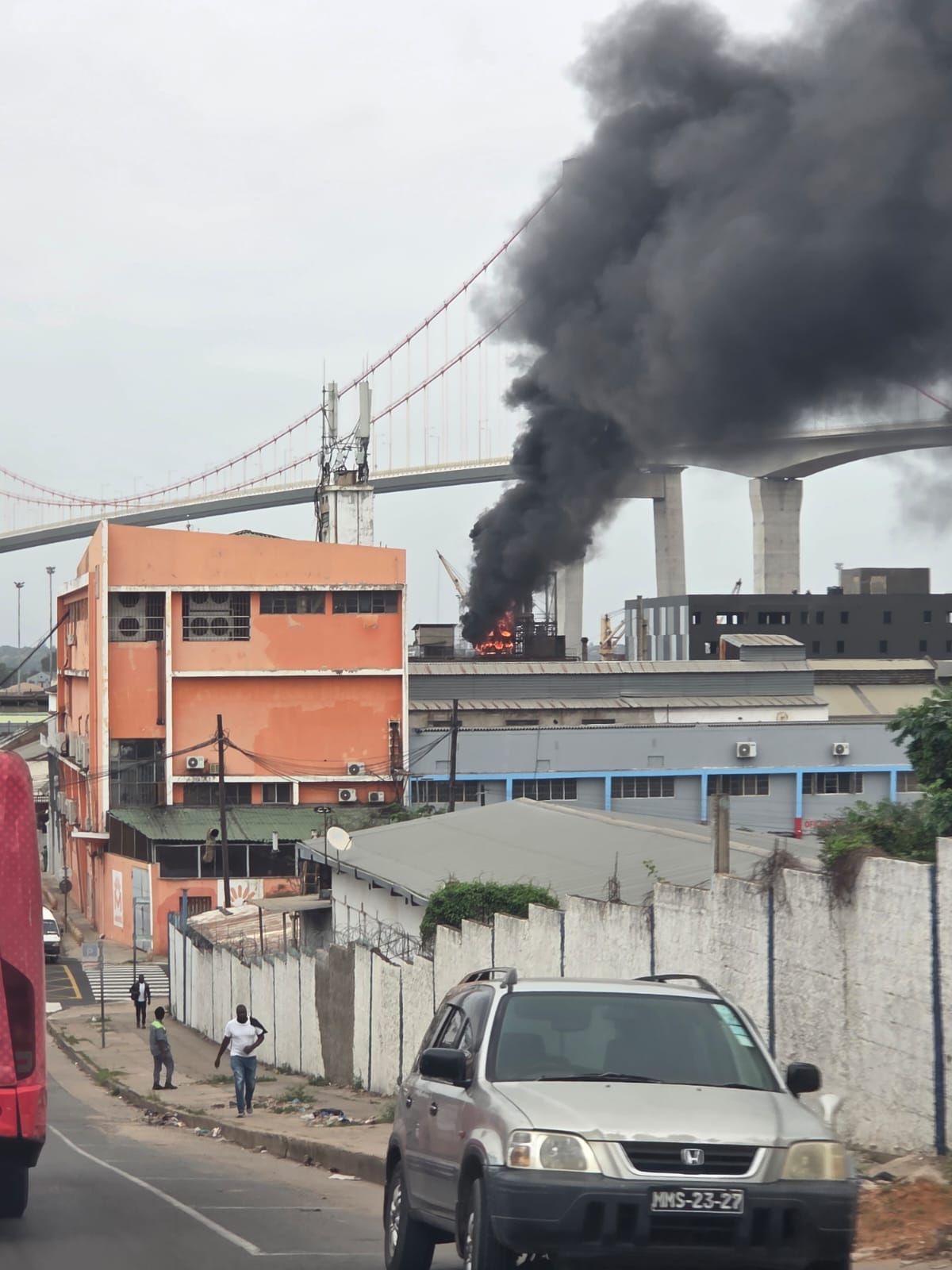 Armazéns em chama na cidade de maputo