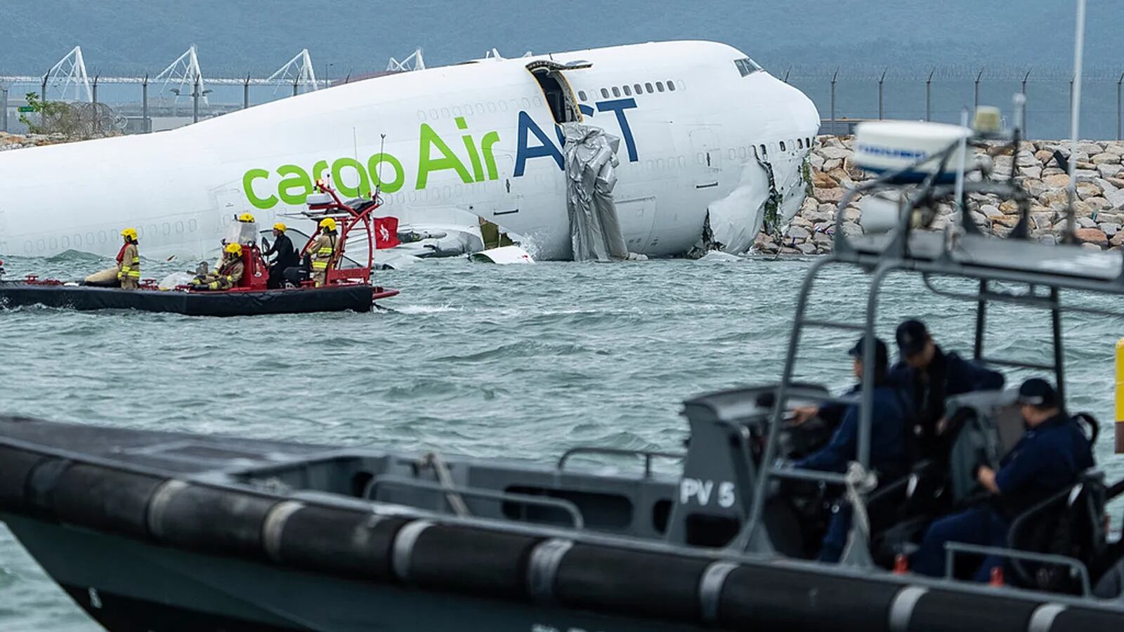 Avião de carga cai e provoca morte duas pessoas em