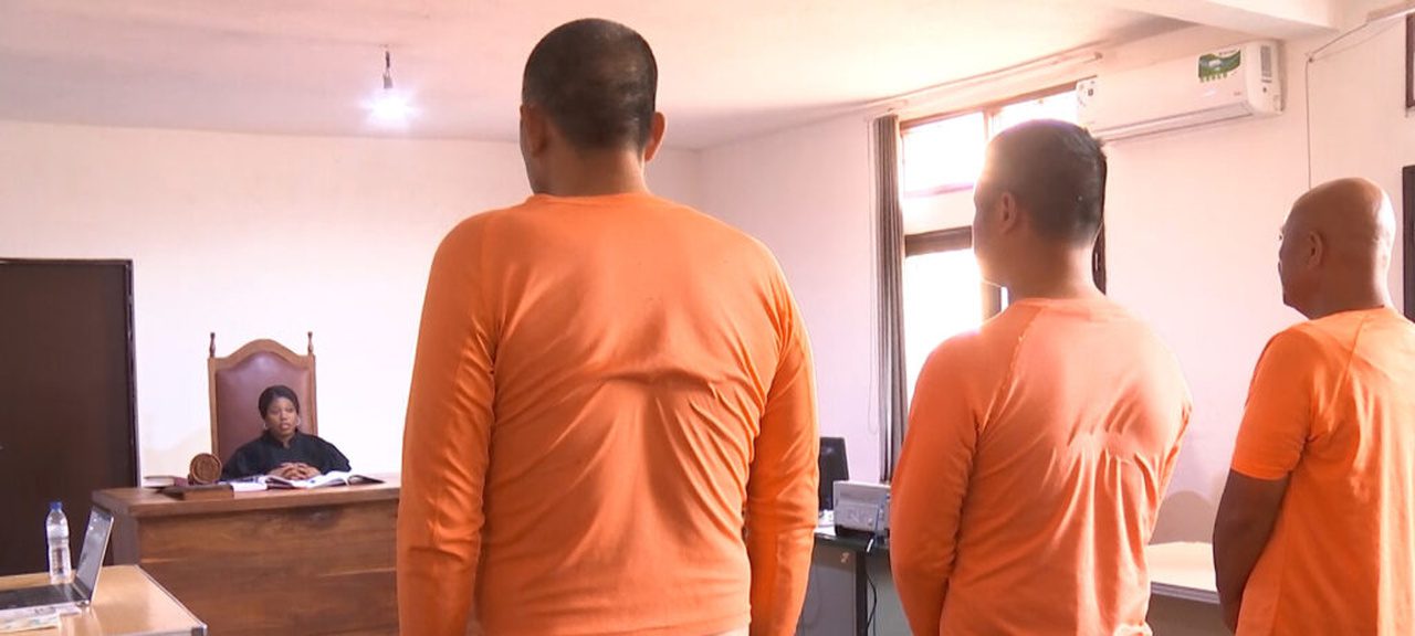 Chineses em julgamento por desobediência ao decreto governamental