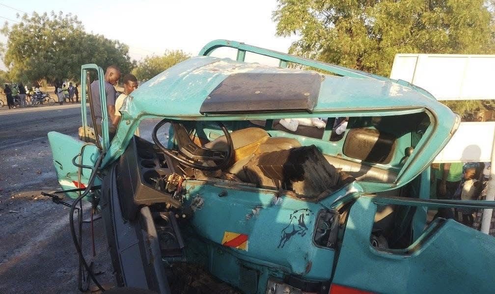 Choque entre carros faz 2 mortos e 12 feridos na