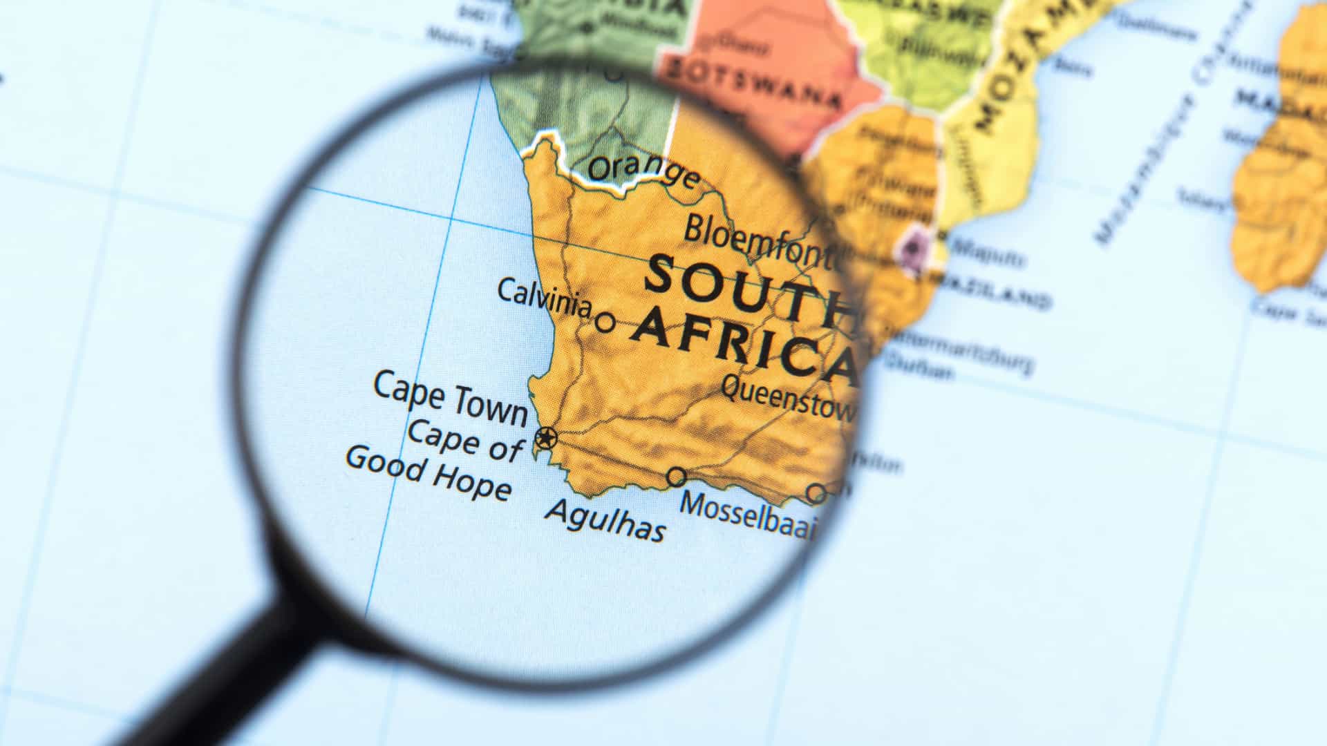 Comandante da polícia sul africana de kwazulu natal retira acusações contra o