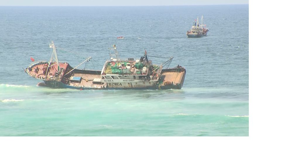 Inhambane: navio de pesca industrial encalhado em jangamo