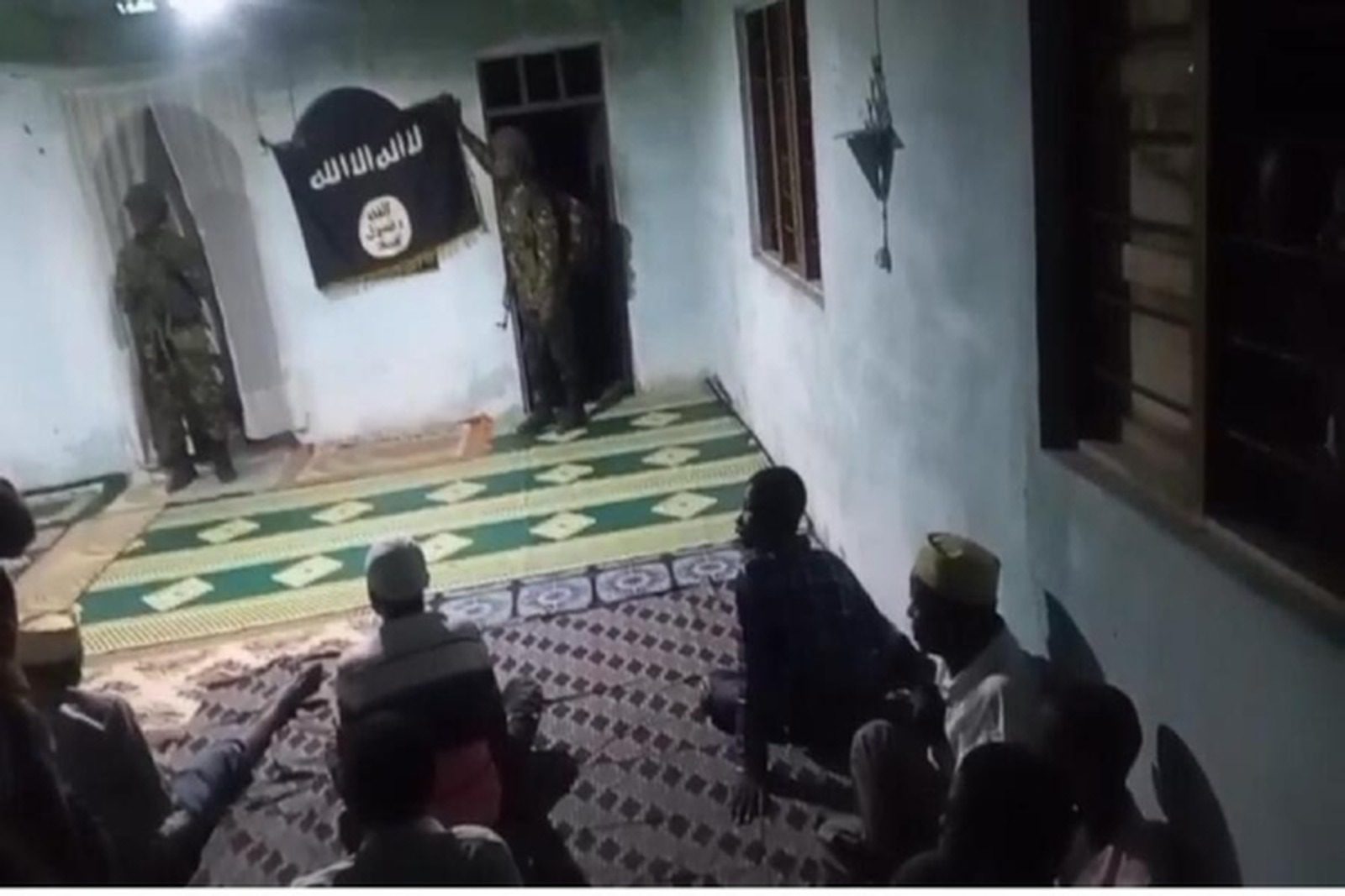 Insurgentes invadem mocímboa da praia e orientam palestra numa mesquita