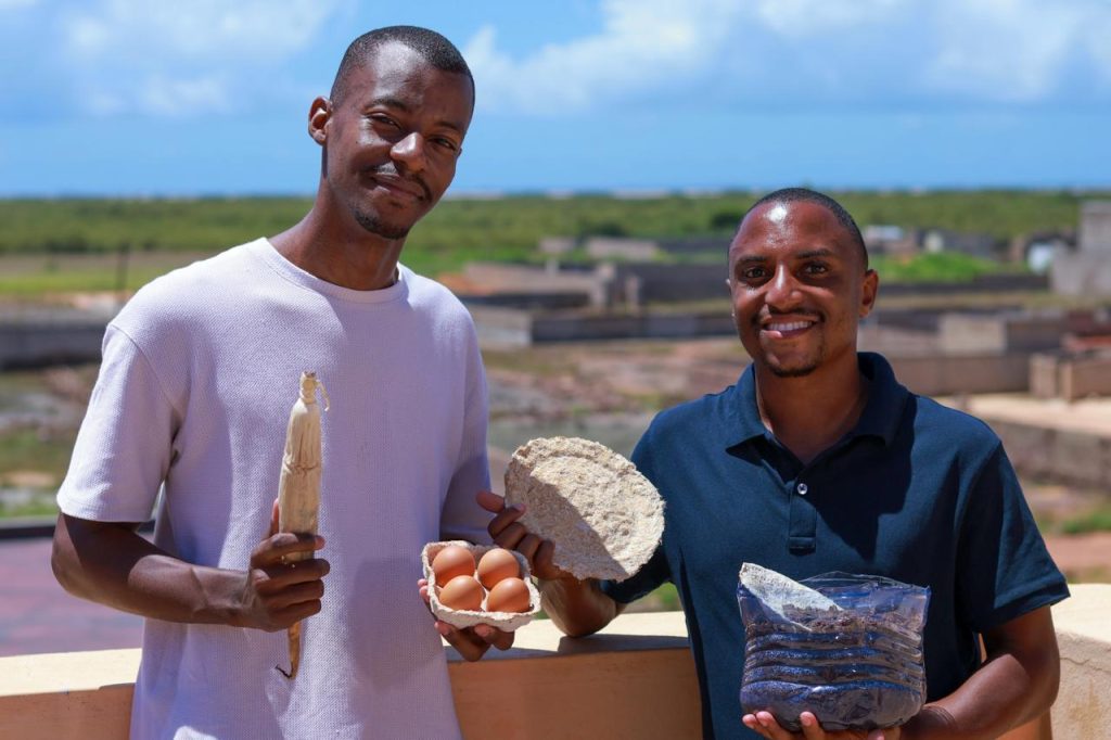 Jovens moçambicanos distinguidos em dakar por transformar casca de milho