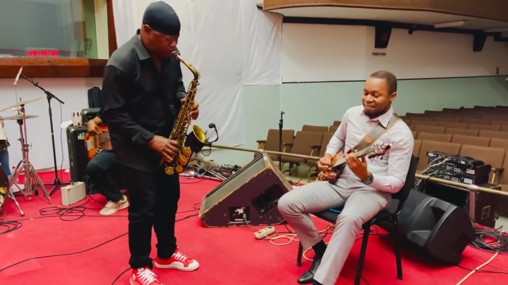 Otis em concerto multidisciplinar em maputo