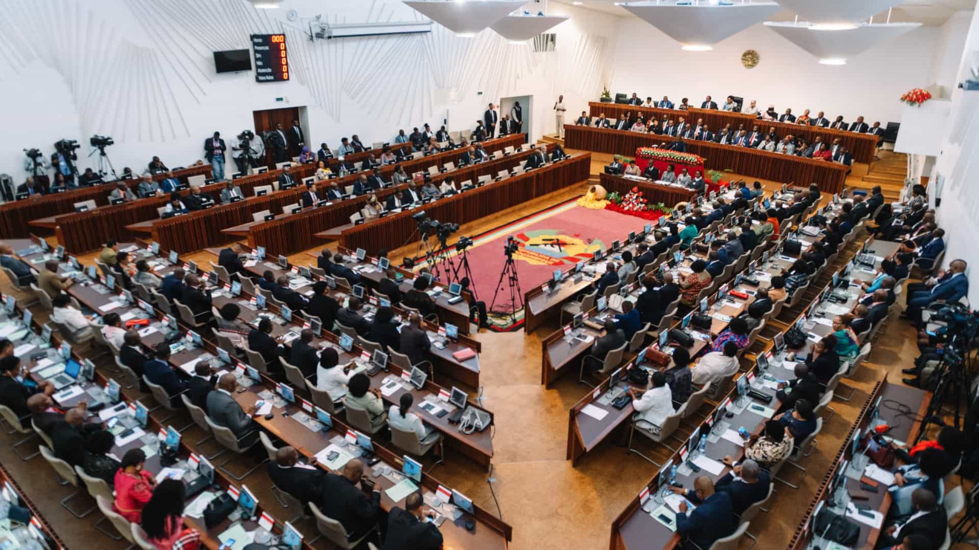 Parlamento dá ultimato aos deputados do podemos para tomarem posse