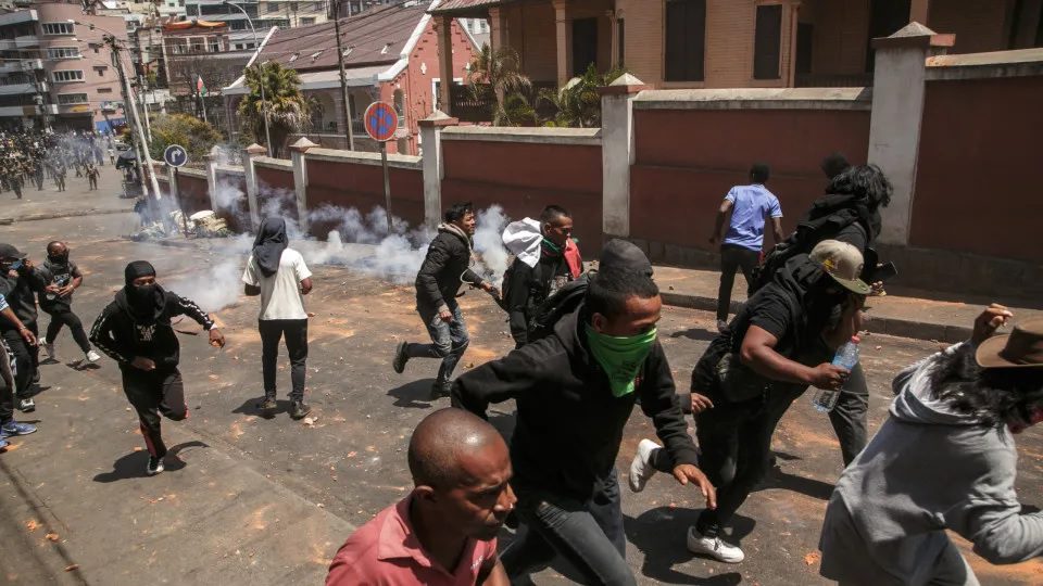 Prosseguem manifestações em madagáscar rádio moçambique