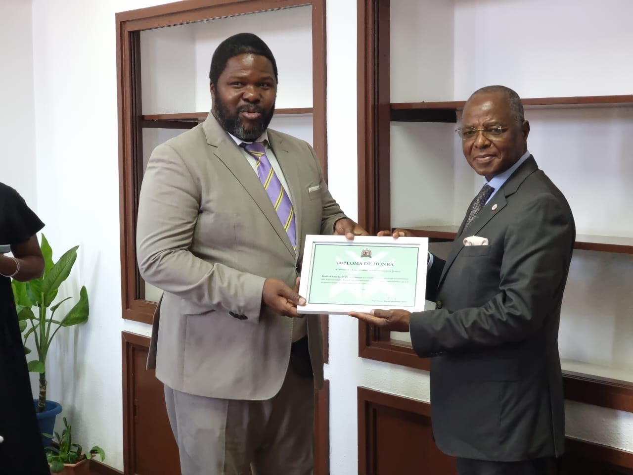 Teodoro waty homenageado pela universidade eduardo mondlane – home