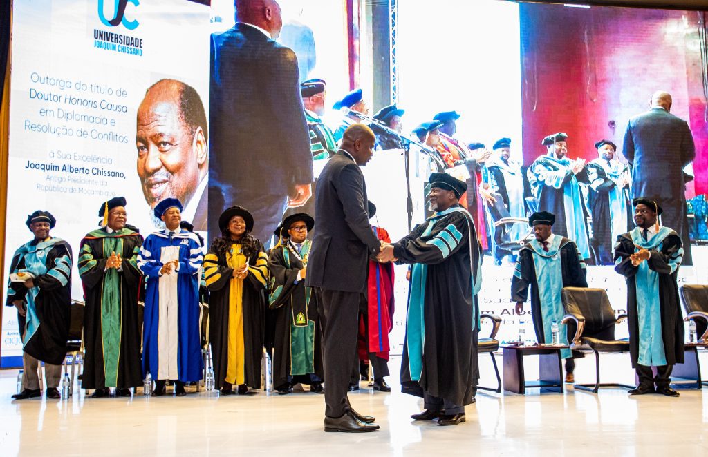 Chapo exalta legado diplomático de chissano na outorga de honoris