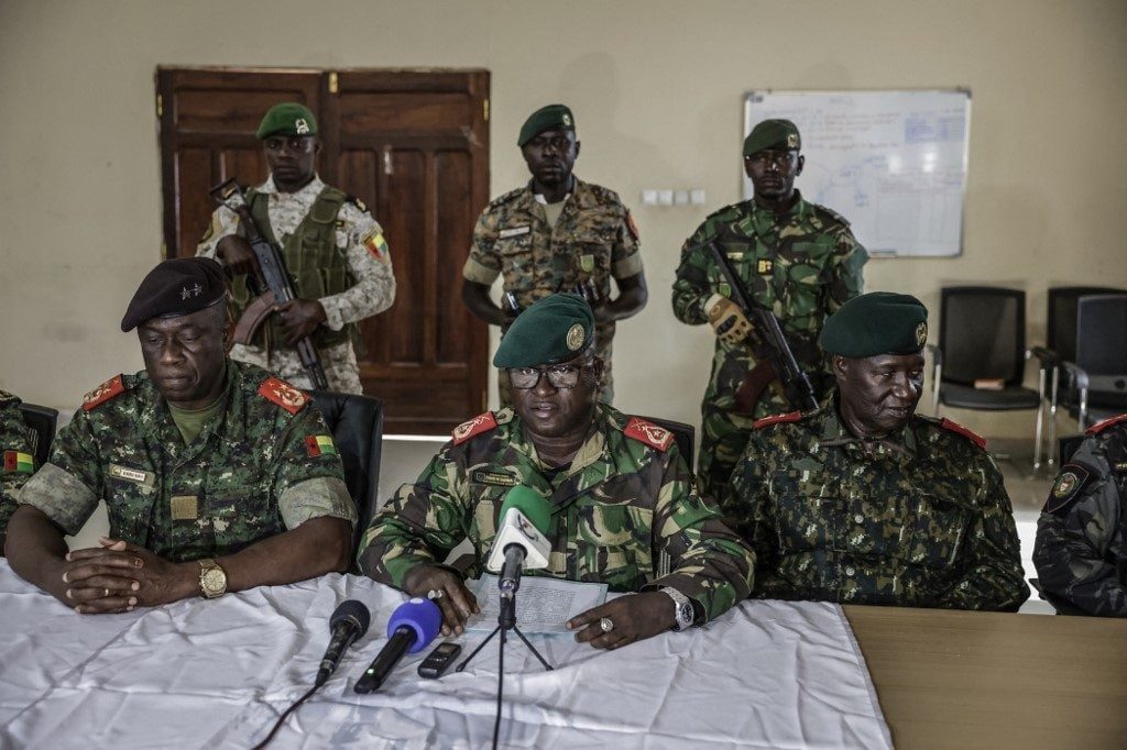Embaló detido e militares "controlam" guiné bissau