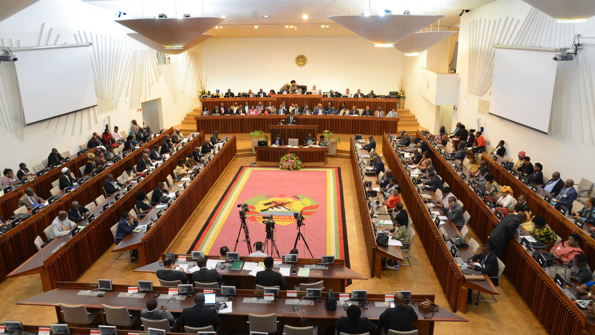 Governo presta informações no parlamento