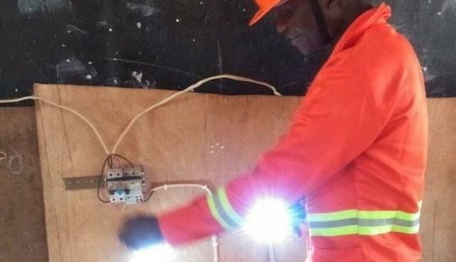 Jovem moçambicano cria sistema de iluminação usando limão e cebola