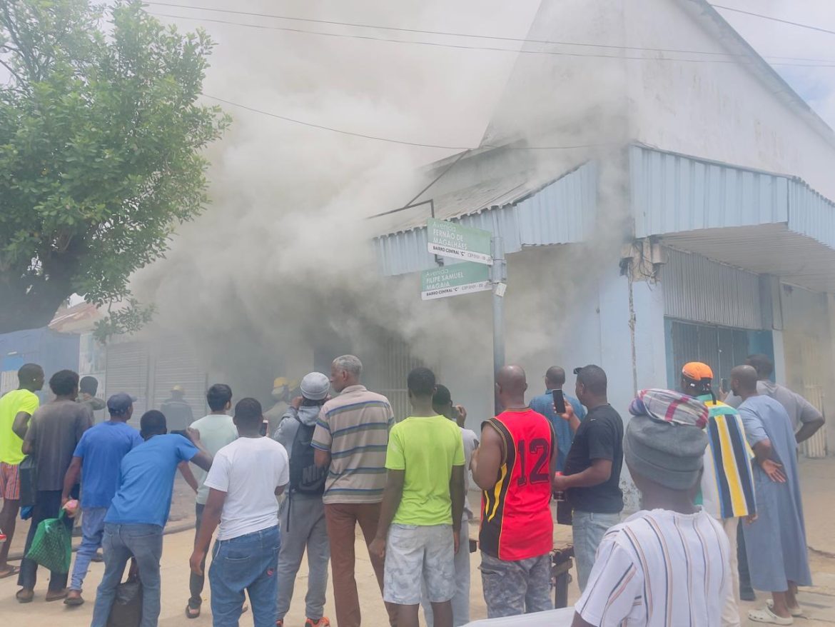 Loja destruída por incêndio no bairro central