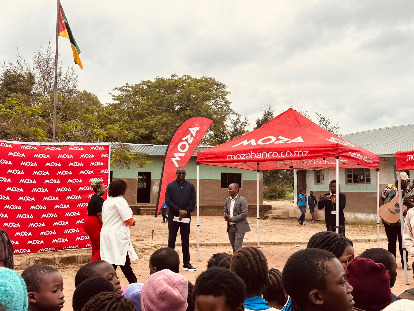 Maputoː mozabanco oferece kits escolares em boane