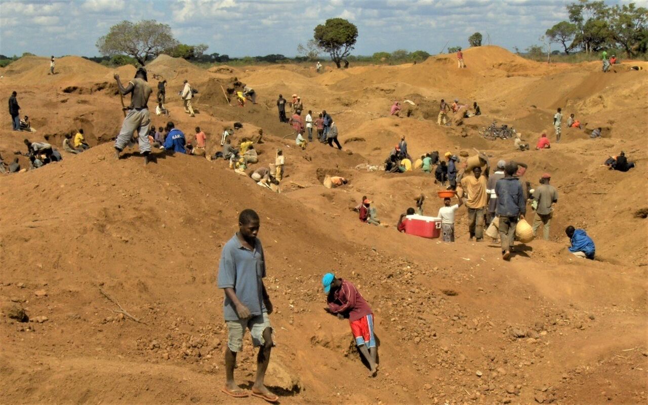 Mineradores artesanais invadem machambas à procura de ouro