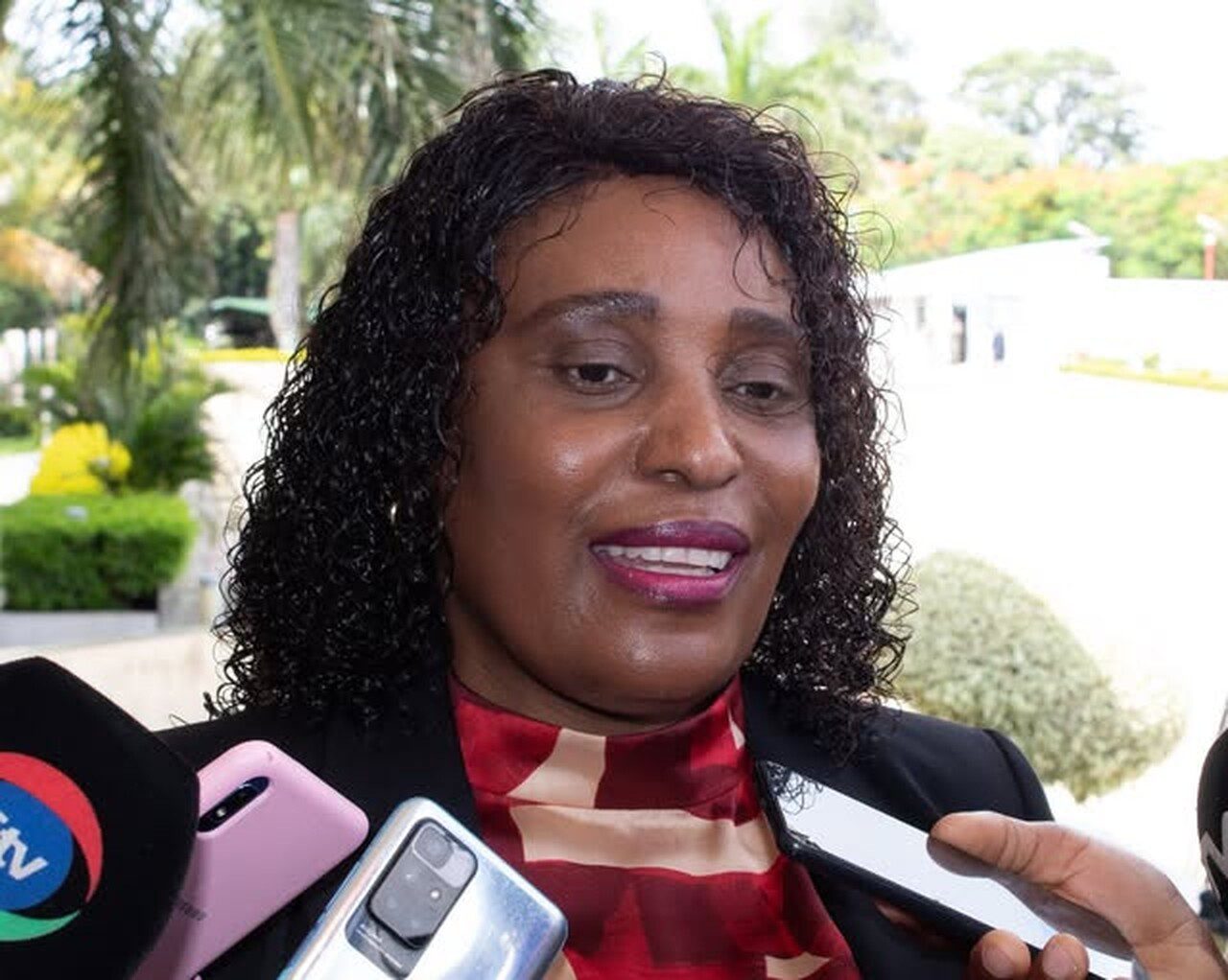 Ministra da educação nega que fds vão controlar exames finais