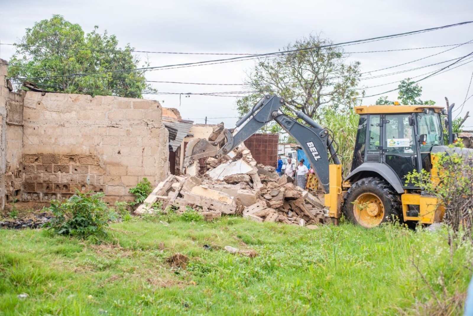 Município da matola avança com demolição de infra estruturas para melhorar
