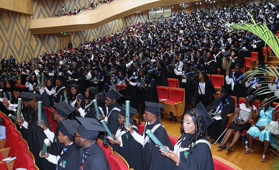 Pr participa na graduação de 905 estudantes da universidade eduardo