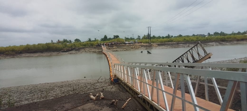 Ponte flutuante sobre “ivagalane” entregue após desabamento