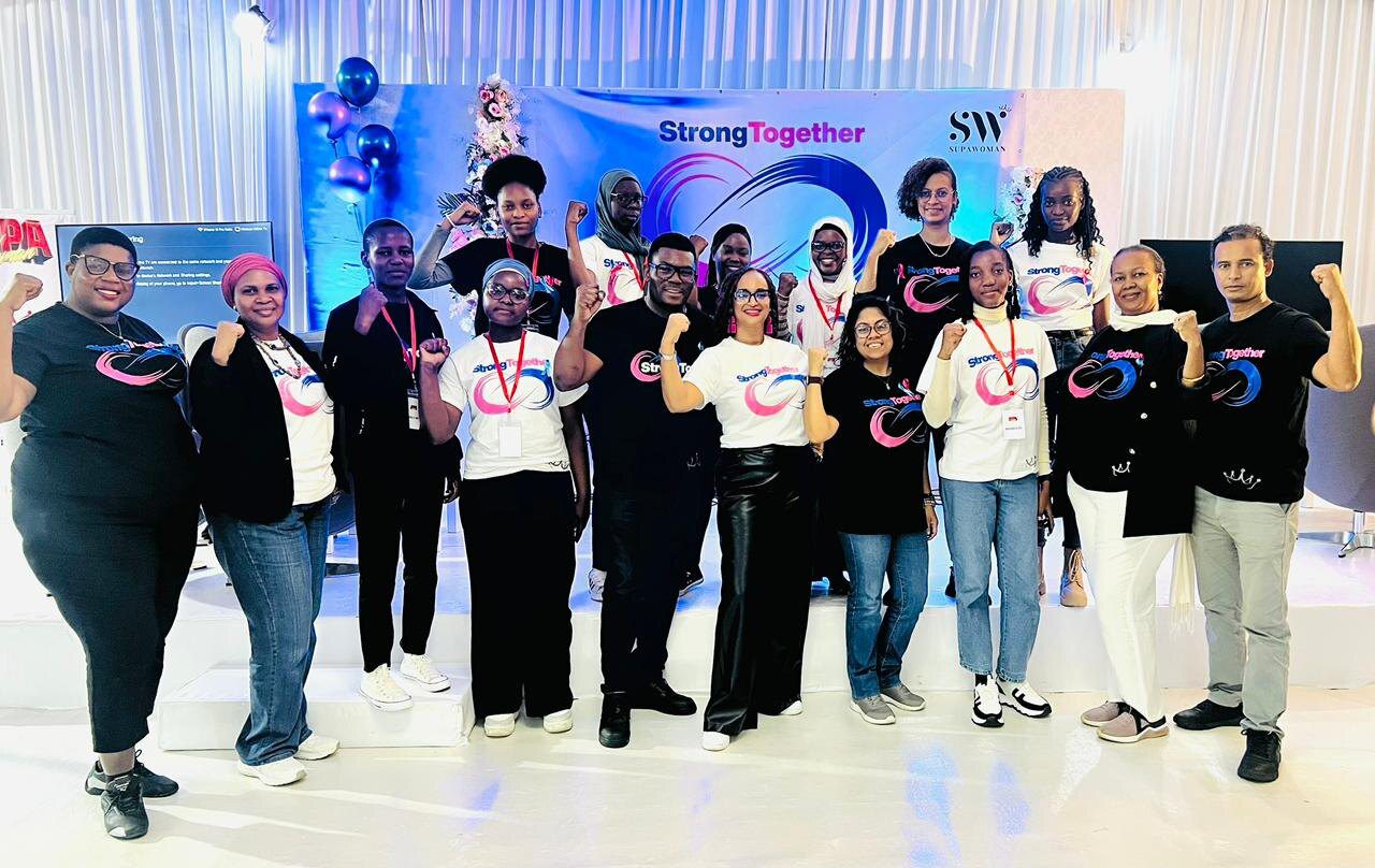 Supa womam triunfa na solidariedade de consciencialização contra o câncro