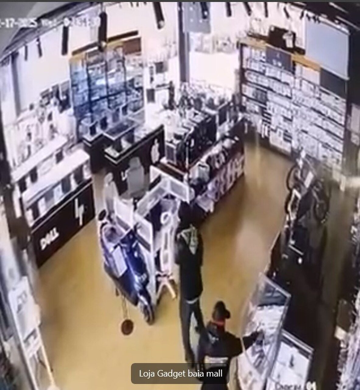 Desconhecidos invadem baía mall e vandalizam loja de electrónicos