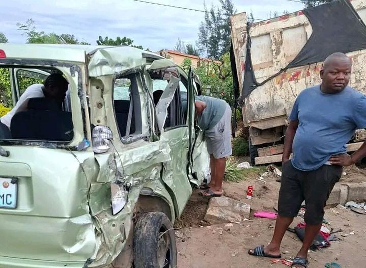 Acidente grave em Marracuene envolve camião, transporte semi colectivo e viatura