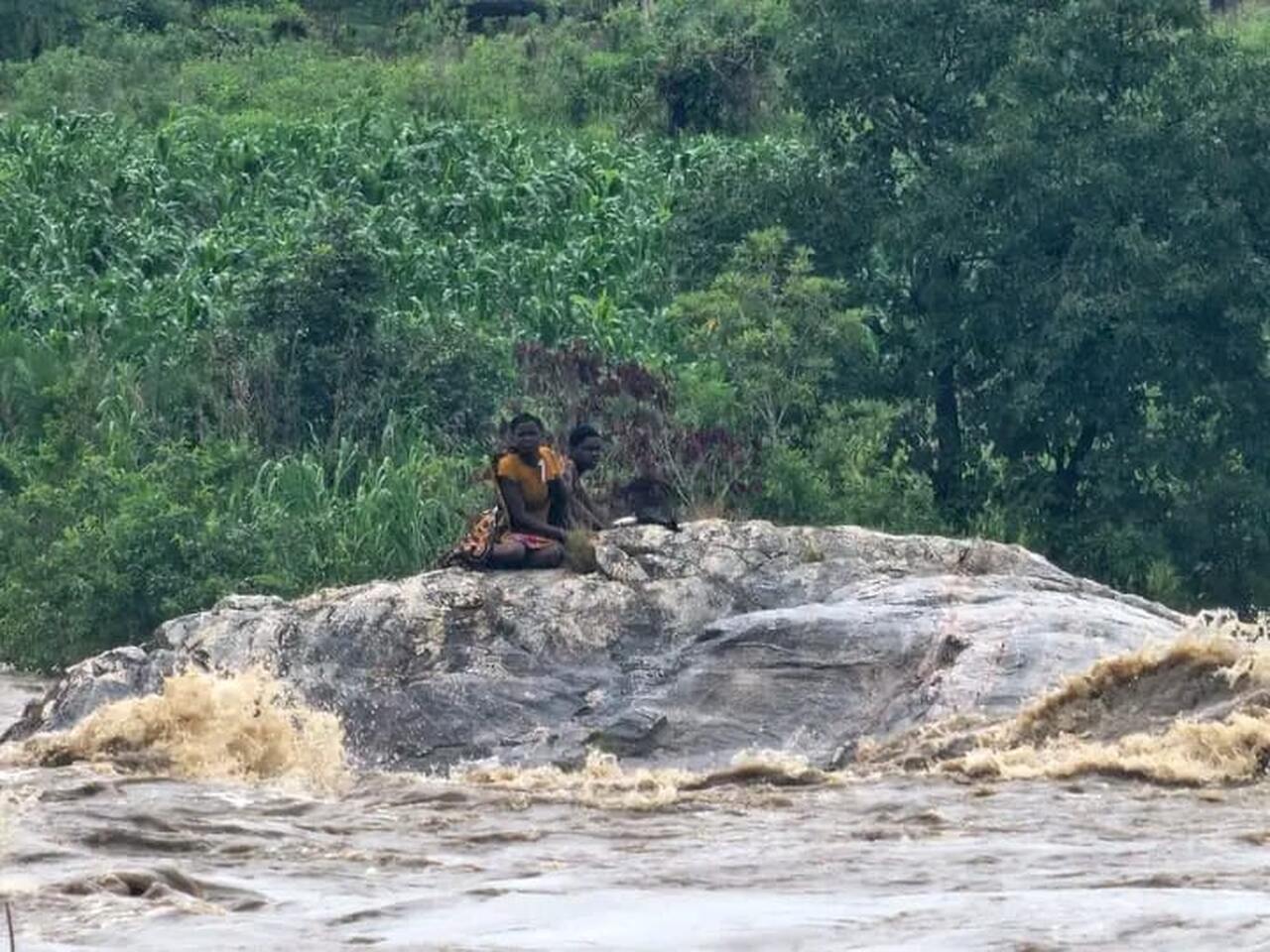 Após 24 horas cercados pela cheia, Governo de Gorongosa resgata