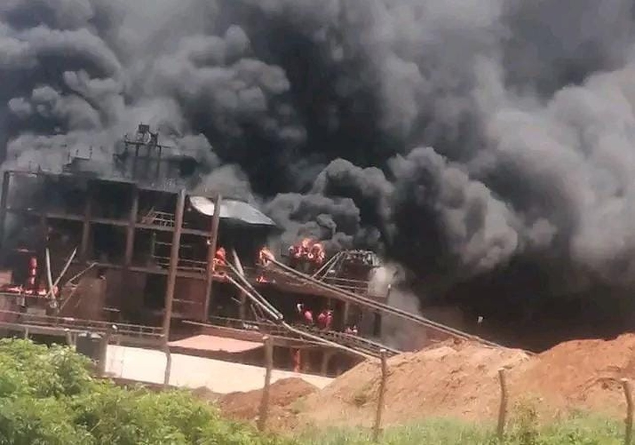 Areias pesadas de Chibuto em chamas após incêndio numa fábrica