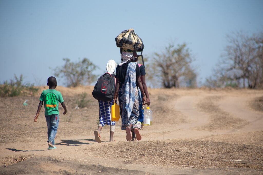 Cidadãos refugiados no zimbabwe começam a retornar hoje ao país