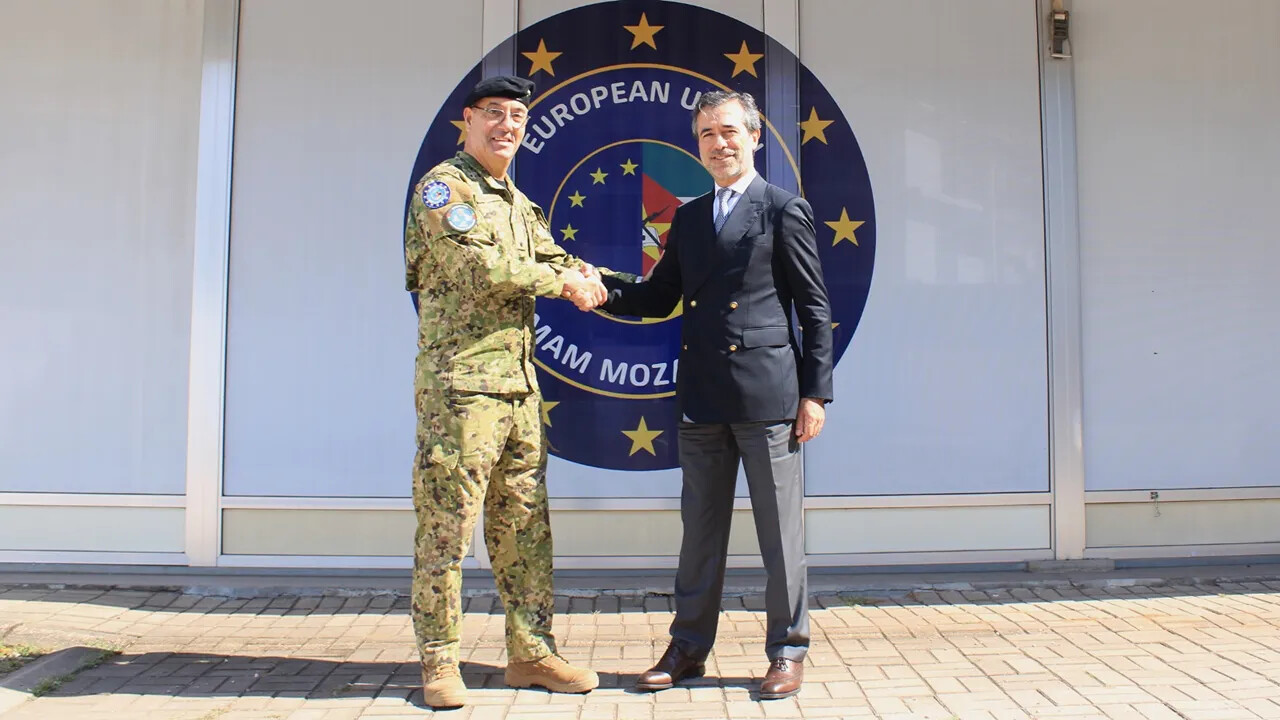 Embaixador de Portugal em Moçambique visita militares portugueses
