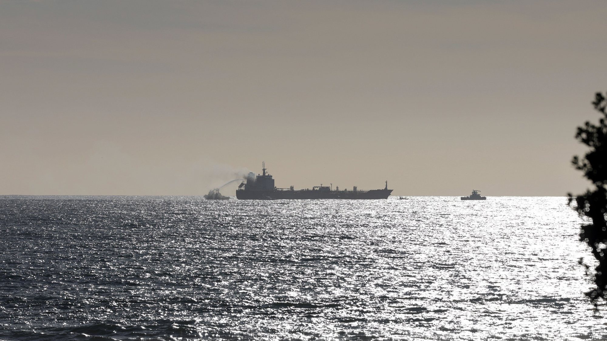 Navio cargueiro de origem indiana encalha ao largo de chidenguele