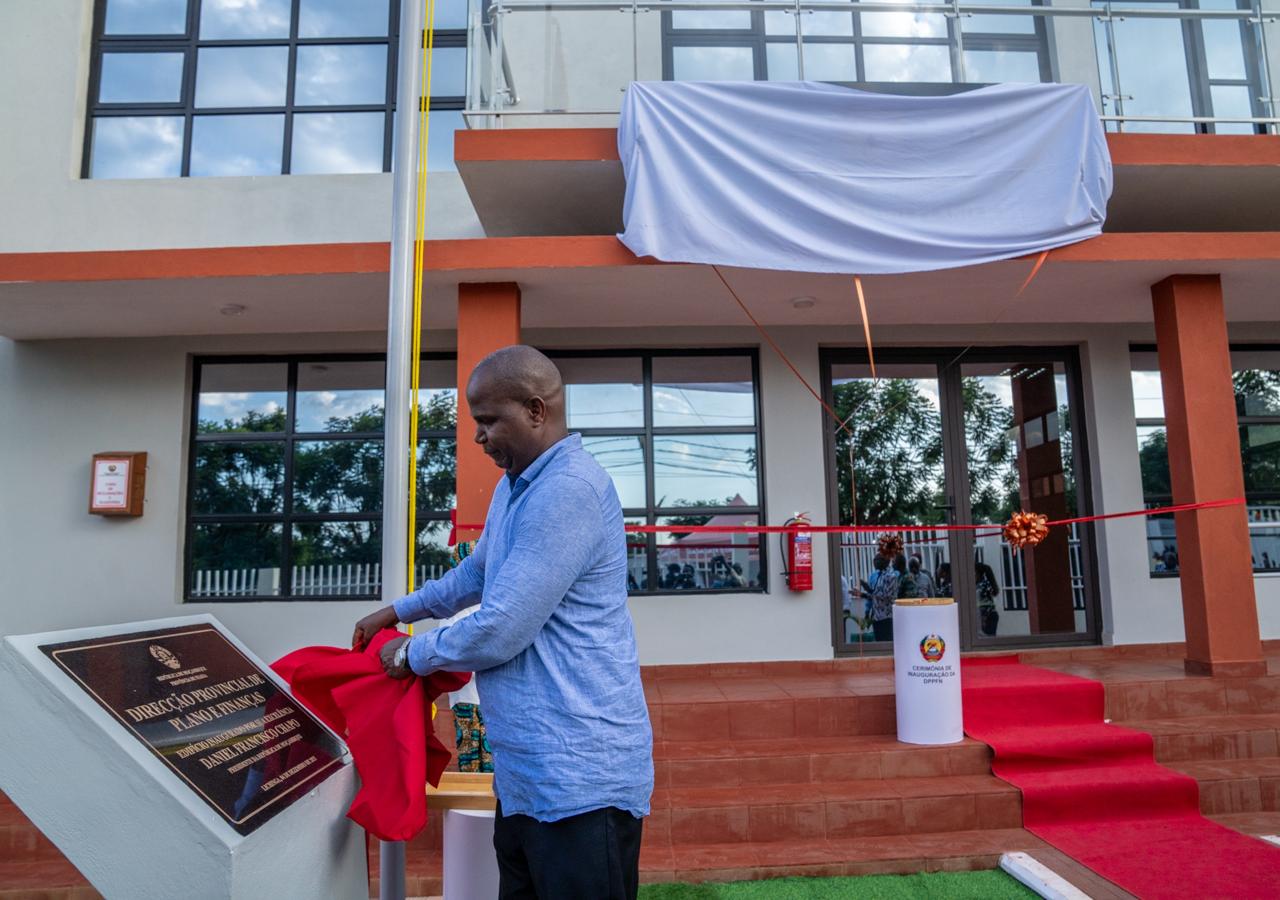 Pr inaugura edifícios das finanças e da ane em lichinga