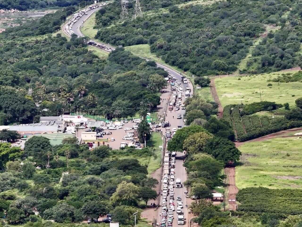 Regresso de moçambicanos provoca congestionamento na fronteira de Ressano Garcia