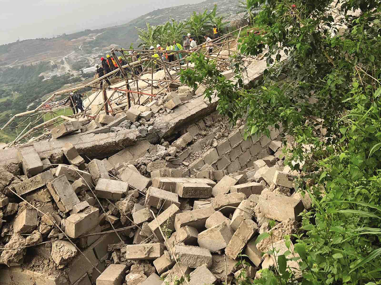 Templo ainda em construção desaba e mata três pessoas na