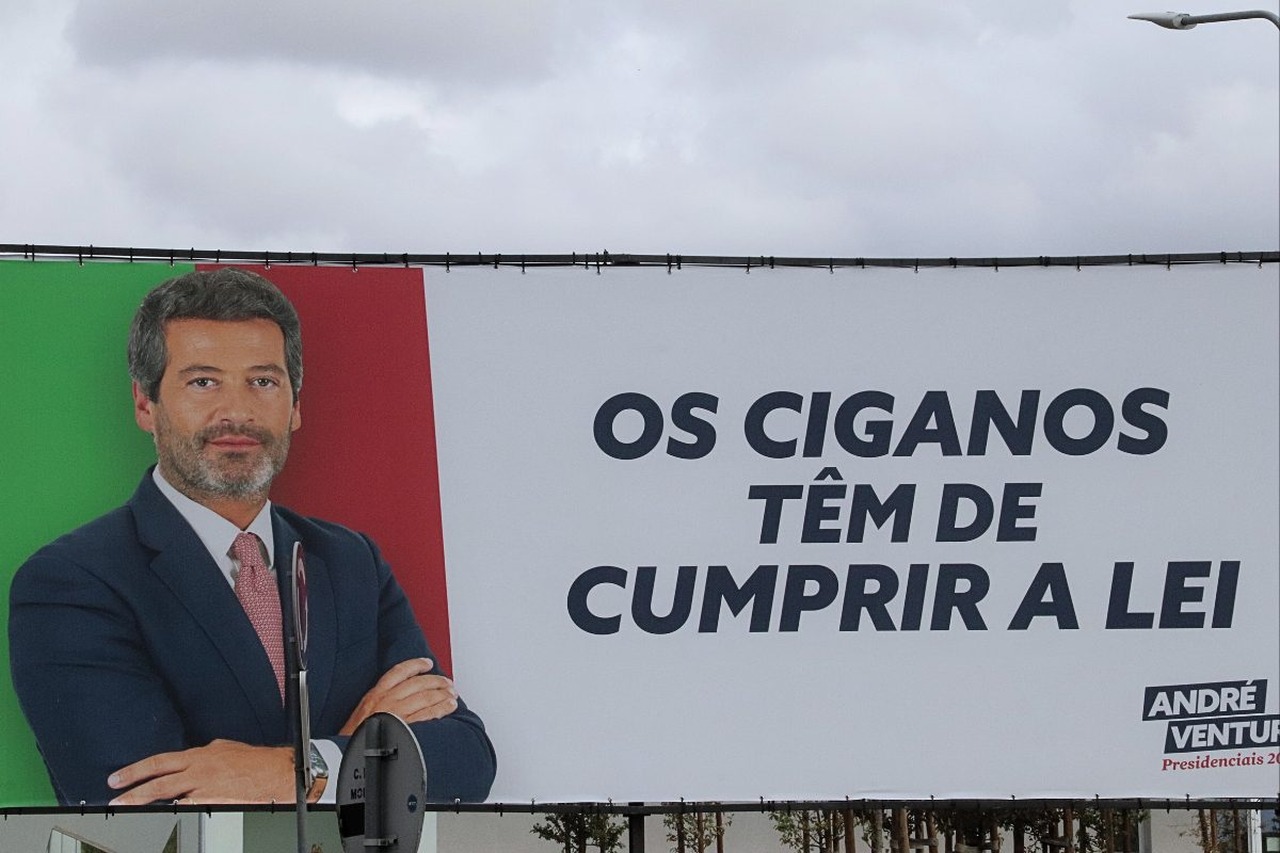 Tribunal dá razão a associações ciganas e ordena retirada de