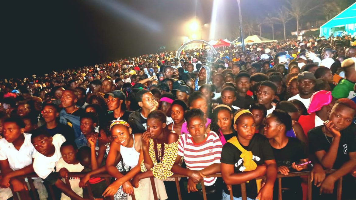 Vendaval força interrupção da oitava edição do festival da praia