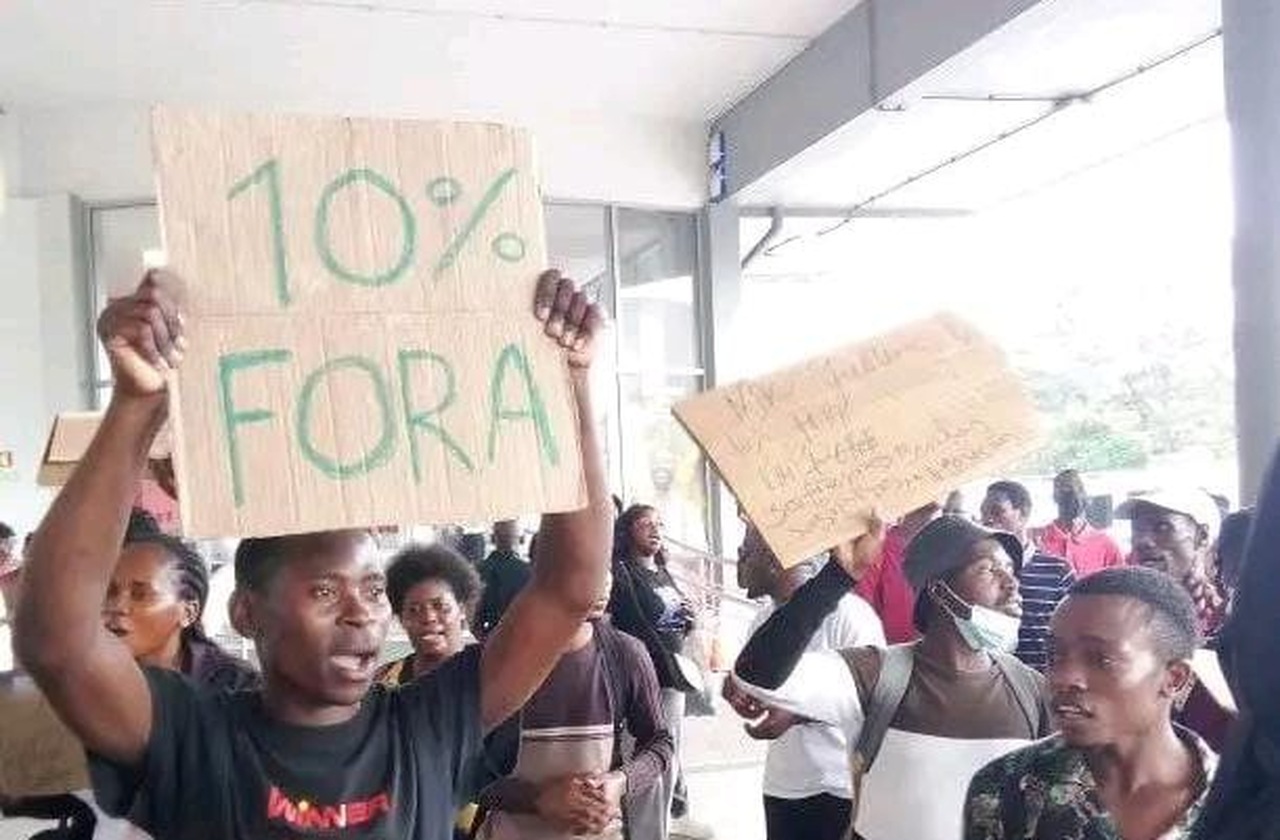 Agentes M Pesa protestam contra taxa de 10% em Maputo