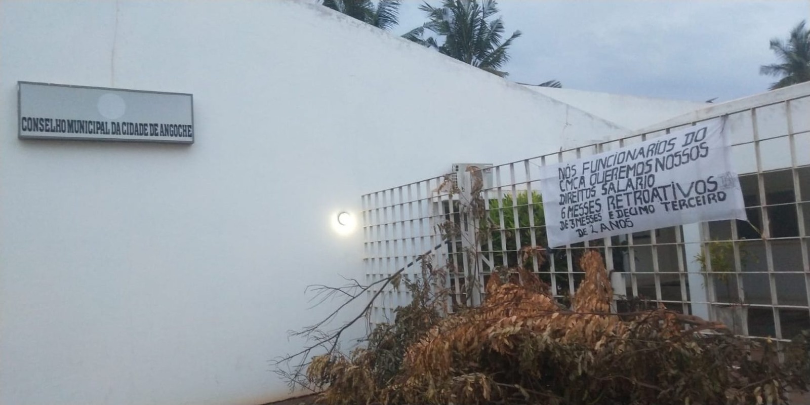 Atraso salarial força encerramento do edifício do Município de Angoche