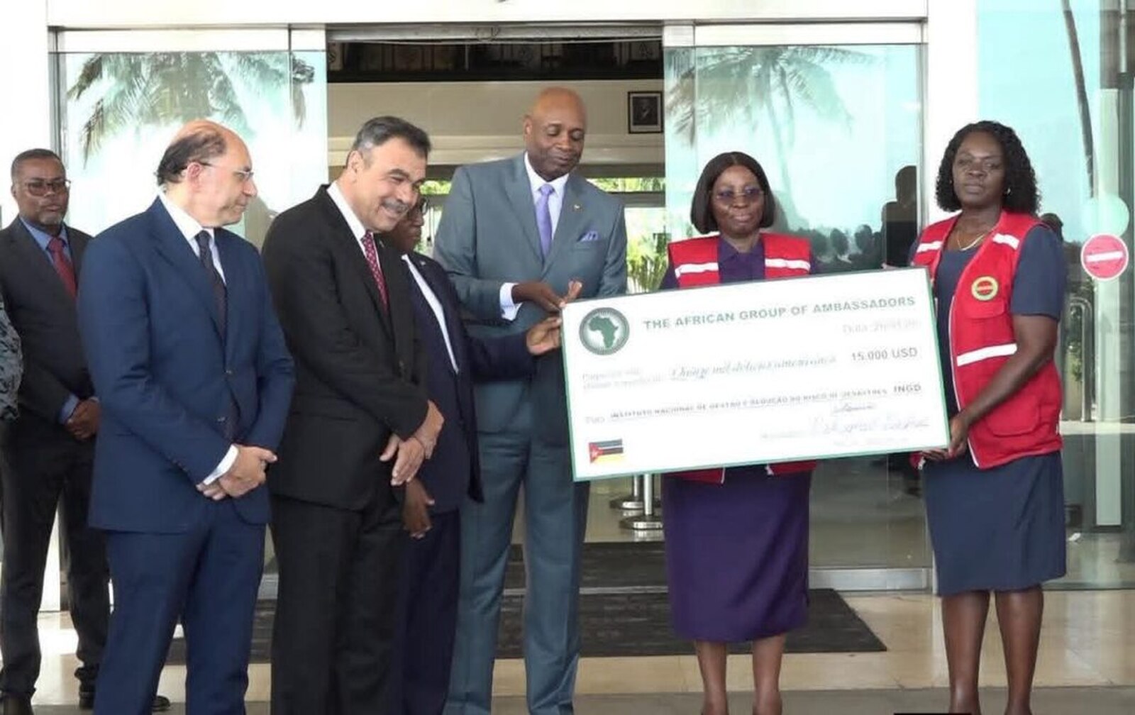 Diplomatas africanos doam quase um milhão de meticais para vítimas