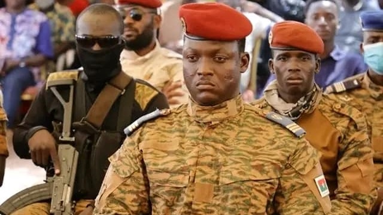 Governo militar de Burkina Faso dissolve 100 partidos políticos